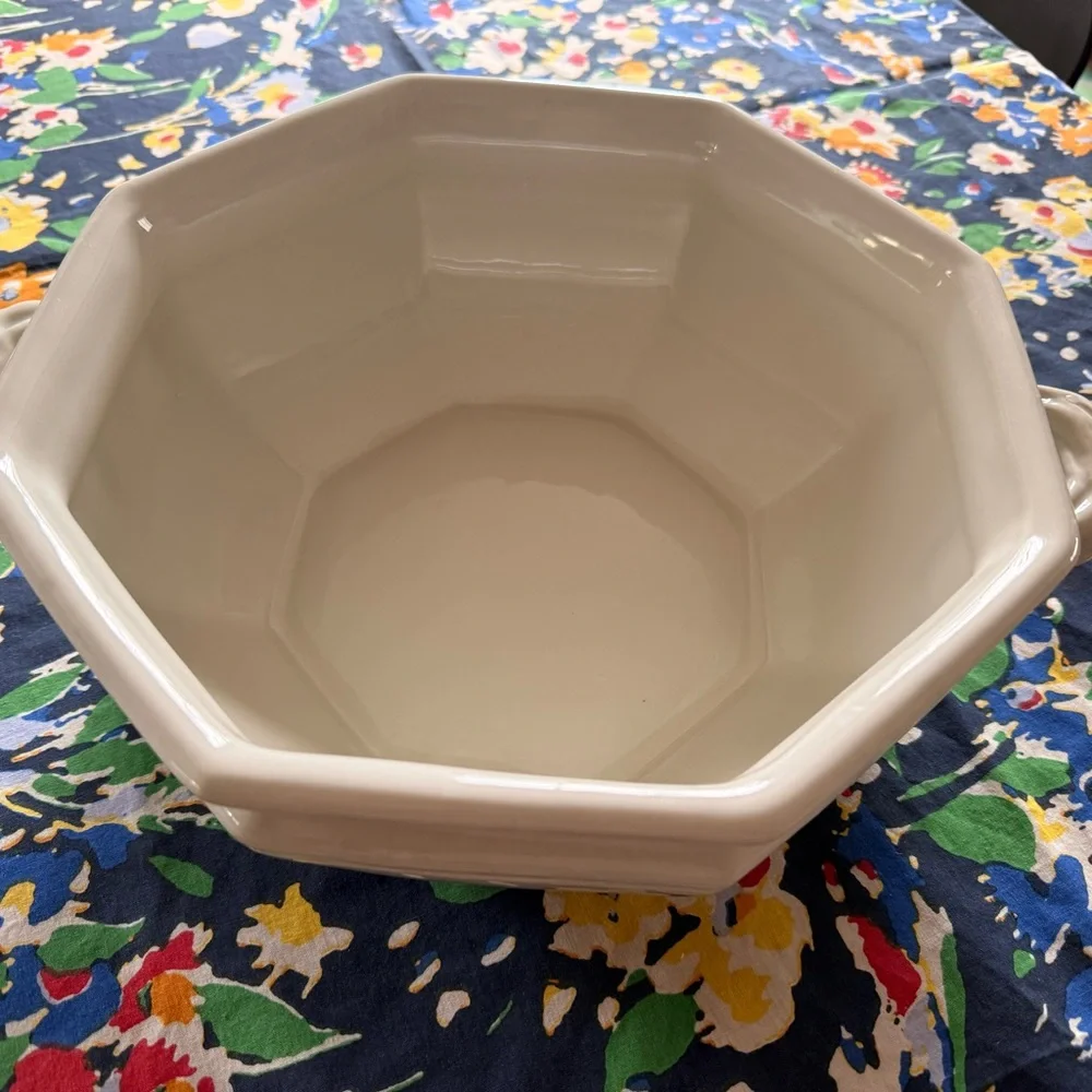 Williams Sonoma Octagonal Ceramic Serving Bowl in Cream